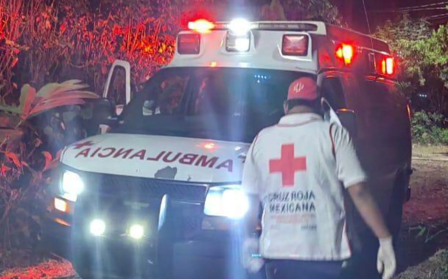 paramédico y ambulancia de la cruz roja